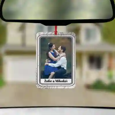 Osvěžovač vzduchu do auta s textem a fotkou