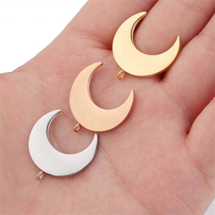 Náhrdelník s přívěskem půlměsíce