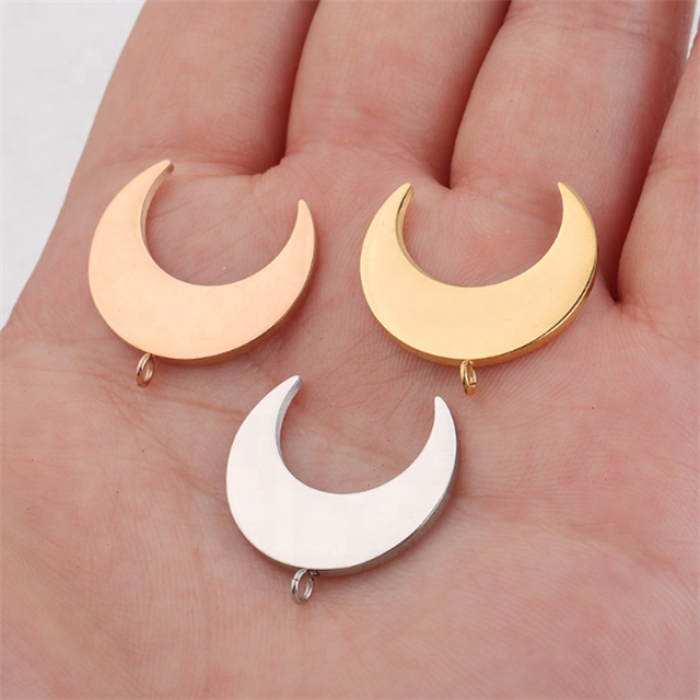 Náhrdelník s přívěskem půlměsíce