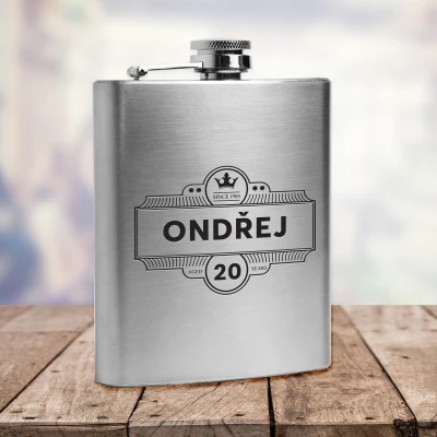 Personalizovaná kapesní láhev se jménem a datem narození